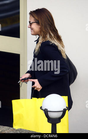 Il fattore X' host Flack Caroline arriva alla mostra studios per prove e questa sera live show - Inghilterra - 12.11.11 Foto Stock