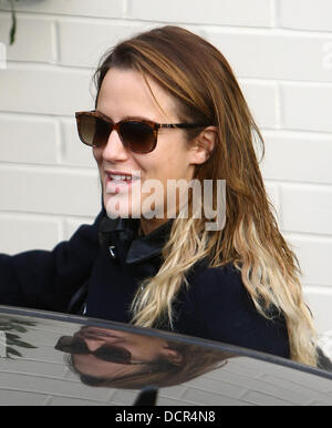 Il fattore X' host Flack Caroline arriva alla mostra studios per prove e questa sera live show - Inghilterra - 12.11.11 Foto Stock