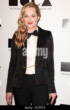 Dakota Johnson 2011 MOCA Gala: 'L'artista vita Manifesto' diretto da Marina Abramovic al MOCA Grand Avenue - Gli arrivi di Los Angeles, California - 12.11.11 Foto Stock