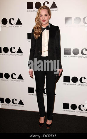 Dakota Johnson 2011 MOCA Gala: 'L'artista vita Manifesto' diretto da Marina Abramovic al MOCA Grand Avenue - Gli arrivi di Los Angeles, California - 12.11.11 Foto Stock