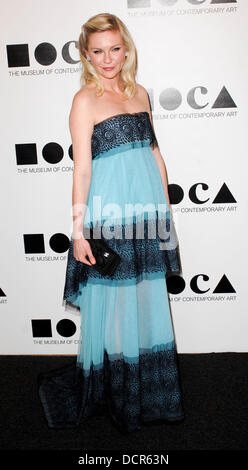 Kirsten Dunst 2011 MOCA Gala: 'L'artista vita Manifesto' diretto da Marina Abramovic al MOCA Grand Avenue - Gli arrivi di Los Angeles, California - 12.11.11 Foto Stock