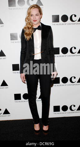 Dakota Johnson 2011 MOCA Gala: 'L'artista vita Manifesto' diretto da Marina Abramovic al MOCA Grand Avenue - Gli arrivi di Los Angeles, California - 12.11.11 Foto Stock