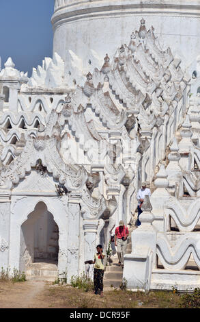 Uno dei quattro ingressi alla pagoda Hsinbyume in Mingun Foto Stock