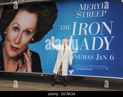 Meryl Streep svela il Regno Unito poster della campagna per "la signora di ferro' sulla South Bank di Londra, Inghilterra - 14.11.10 Foto Stock