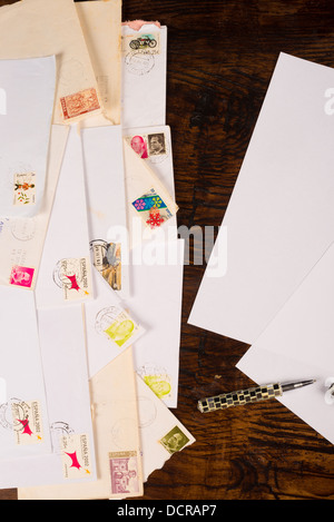 Un pacco di lettere e di scrittura in bianco della carta, uno sfondo Foto Stock