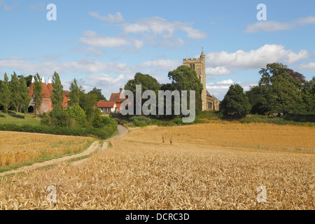 Azienda agricola Via attraverso campi di grano al tempo del raccolto, oast House e Chiesa di St Margaret, Horsmonden Kent England Regno Unito Foto Stock