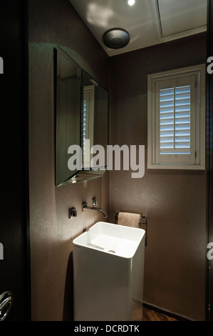 Bagno in London city apartment Foto Stock