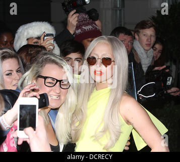Lady Gaga lasciando il suo hotel indossando a forma di cuore ad occhiali da sole di Londra - Inghilterra - 15.11.11 Foto Stock