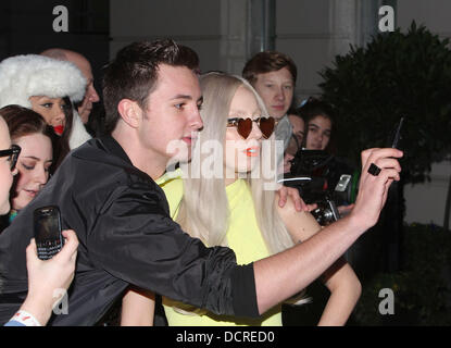 Lady Gaga lasciando il suo hotel indossando a forma di cuore ad occhiali da sole di Londra - Inghilterra - 15.11.11 Foto Stock