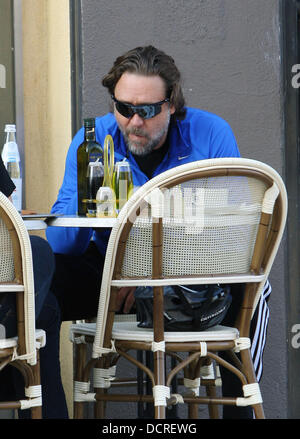 Russell Crowe vestito in abbigliamento sportivo adidas si ferma a un cafe  dopo andando in bicicletta a Beverly Hills. Los Angeles, California -  15.11.11 Foto stock - Alamy