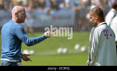 Monaco di Baviera, Germania. 21 Ago, 2013. Il direttore sportivo del FC Bayern Monaco, Matthias Sammer (L), e head coach Pep Guardiola, parlare con ciascun altro durante una sessione di prove del team su un passo di uno sponsor di Monaco di Baviera, Germania, il 21 agosto 2013. Foto: PETER KNEFFEL/dpa/Alamy Live News Foto Stock