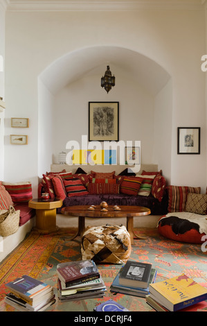 Stile marocchino zona living con sede incavata Foto Stock