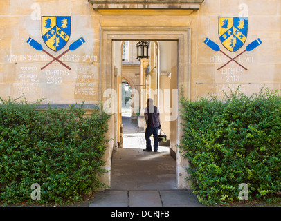 Canottaggio tradizionale graffiti nel giardino del quadrangolo del Trinity College di Oxford 2 Foto Stock