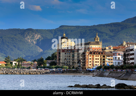 Hondarribia waterfront sul fiume Bidasoa, che giace sulla Spagna Francia confine. Foto Stock