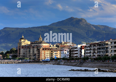 Hondarribia waterfront sul fiume Bidasoa, che giace sulla Spagna Francia confine. Foto Stock