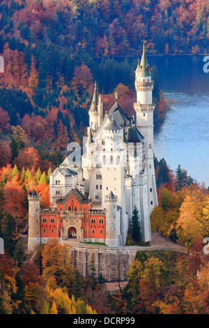 Il Castello di Neuschwanstein in colori autunnali, Allgau, Baviera, Germania Foto Stock