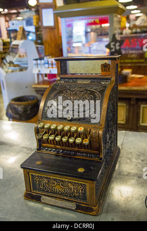 San Antonio, Texas - un antico registro di cassa sul display presso il SAS fabbrica di scarpe e general store. Foto Stock