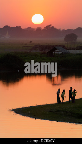 Tramonto spettacolare su risaie e pagode, visto da U Bein ponte in teak, Myanmar 6p Foto Stock