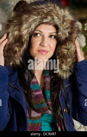 Giovane bella donna con grandi hairy giacca invernale. Foto Stock