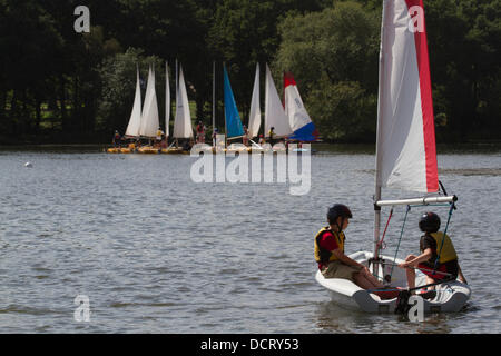 Il torneo di Wimbledon di Londra, Regno Unito. Il 21 agosto 2013. Canotti vela sul lago di Wimbledon nella zona sud-ovest di Londra in un caldo breezy day Credit: amer ghazzal/Alamy Live News Foto Stock