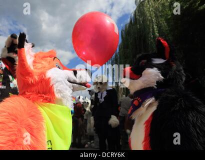 Mageburg, Germania. 21 Ago, 2013. I partecipanti della " Convenzione Eurofurence' in costumi animale gioca con un palloncino nel giardino zoologico di Mageburg, Germania, 21 agosto 2013. Più di 1.400 visitatori sono attesi al più grande incontro di pelliccia in Europa fino al 25 agosto 2013, circa 650 di loro in costume. Foto: Jens WOLF/dpa/Alamy Live News Foto Stock