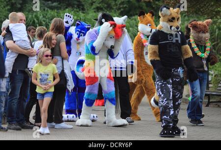 Mageburg, Germania. 21 Ago, 2013. I partecipanti della " Convenzione Eurofurence a piedi passato gli spettatori in costumi degli animali negli zoo di Mageburg, Germania, 21 agosto 2013. Più di 1.400 visitatori sono attesi al più grande incontro di pelliccia in Europa fino al 25 agosto 2013, circa 650 di loro in costume. Foto: Jens WOLF/dpa/Alamy Live News Foto Stock