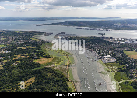 Fotografia aerea del fiume Hamble guardando verso sud in acqua di Southampton Foto Stock