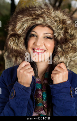 Giovane bella donna con grandi hairy giacca invernale. Foto Stock