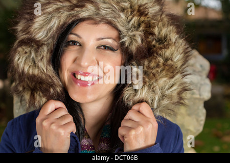 Giovane bella donna con grandi hairy giacca invernale. Foto Stock