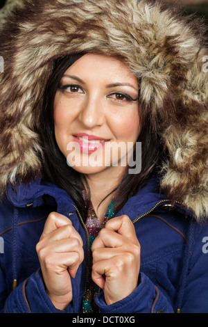 Giovane bella donna con grandi hairy giacca invernale. Foto Stock