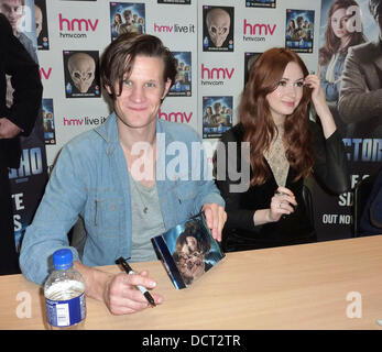 Matt Smith e Karen Gillan del medico che a HMV in Westfield Londra Inghilterra - 21.11.11 Foto Stock