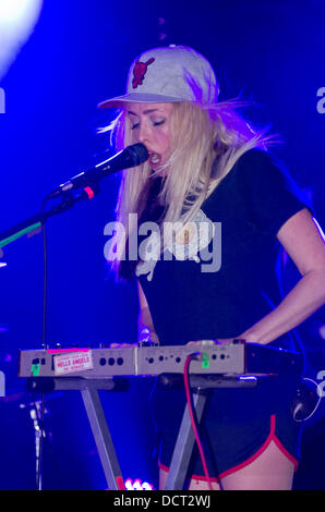 Katie bianco dei Ting Tings effettuando al cockpit. Leeds, Inghilterra - 21.11.11 Foto Stock