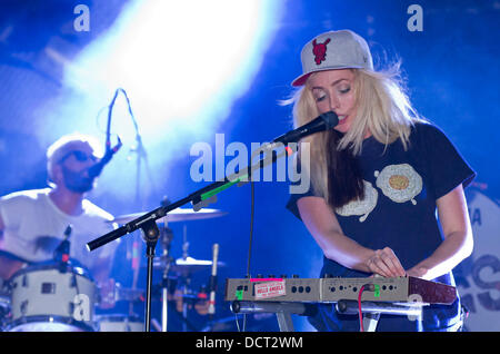 Katie bianco dei Ting Tings effettuando al cockpit. Leeds, Inghilterra - 21.11.11 Foto Stock