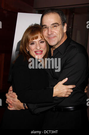 Patti LuPone e Mandy Patinkin Broadway apertura notturna dopo essere partito per 'Una Serata con Patti LuPone e Mandy Patinkin" tenutasi presso la casa di vetro taverna. La città di New York, Stati Uniti d'America - 21.11.11 Foto Stock