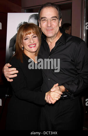 Patti LuPone e Mandy Patinkin Broadway apertura notturna dopo essere partito per 'Una Serata con Patti LuPone e Mandy Patinkin" tenutasi presso la casa di vetro taverna. La città di New York, Stati Uniti d'America - 21.11.11 Foto Stock