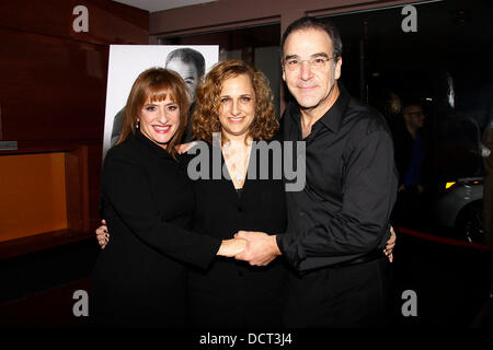 Patti LuPone, Staci Levine e Mandy Patinkin Broadway apertura notturna dopo essere partito per 'Una Serata con Patti LuPone e Mandy Patinkin" tenutasi presso la casa di vetro taverna. La città di New York, Stati Uniti d'America - 21.11.11 Foto Stock