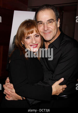 Patti LuPone e Mandy Patinkin Broadway apertura notturna dopo essere partito per 'Una Serata con Patti LuPone e Mandy Patinkin" tenutasi presso la casa di vetro taverna. La città di New York, Stati Uniti d'America - 21.11.11 Foto Stock