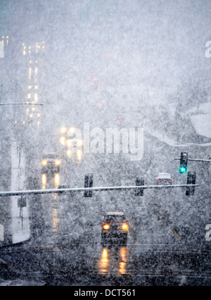 Nevoso inverno road con vetture di guidare su strada nella tempesta di neve Foto Stock