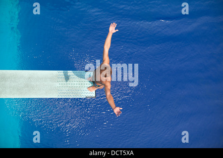 La preparazione di tuffarsi in piscina Foto Stock