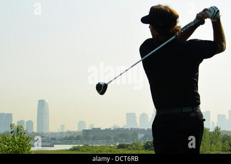 Città di Jersey, New Jersey, USA. 20 Agosto, 2013. Agosto 21, 2013: Phil Mickelson (USA) segue attraverso il diciottesimo scatola a t con l'orizzonte di New York City in background durante la Barclays Fed Ex Pro-Am al Liberty National Golf in Jersey City, NJ. Kostas Lymperopoulos/CSM/Alamy Live News Foto Stock