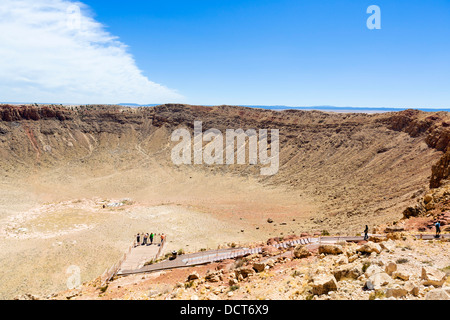 I turisti sul cerchione si affacciano, Meteor Crater (noto anche come Barringer crater) vicino a Winslow, Arizona, Stati Uniti d'America Foto Stock