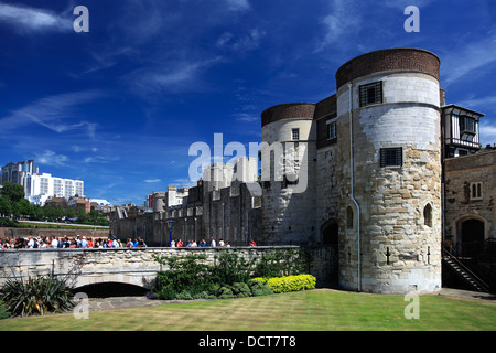 Le pareti e i giardini della Torre di Londra, North Bank di Londra City, England, Regno Unito Foto Stock