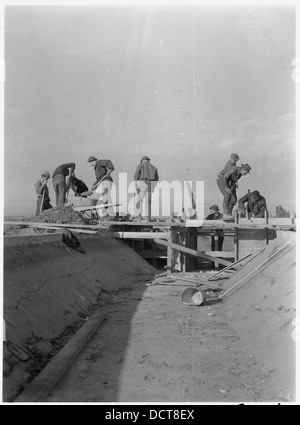 Il Civilian Conservation Corps (CCC) Camp BR-78 a Orland, California, è mostrato con un assegno in costruzione sul laterale 100, una parte del progetto in corso mirato allo sviluppo ambientale e delle infrastrutture durante gli anni '1930 Foto Stock