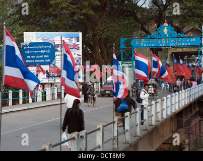 Ponte in corrispondenza del punto di ingresso per la Birmania dal Mae Sai, Thailandia Foto Stock