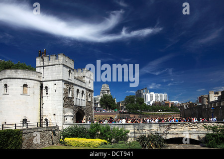 Le pareti e i giardini della Torre di Londra, North Bank di Londra City, England, Regno Unito Foto Stock