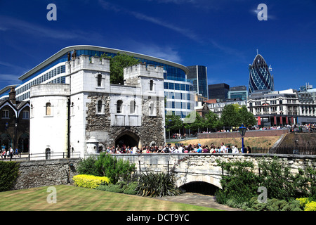 Le pareti e i giardini della Torre di Londra, North Bank di Londra City, England, Regno Unito Foto Stock