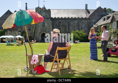 Modi con parole festival, un annuale evento di letteratura a dartington hall, Devonshire, dove gli autori discutono i loro libri. Un regno unito Foto Stock