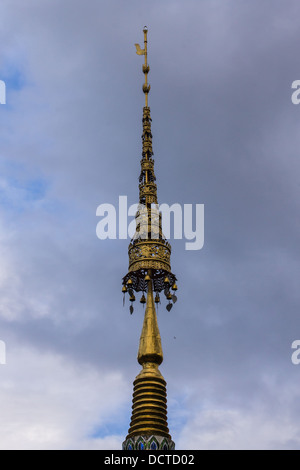 Thai chedi oltre il cielo blu Foto Stock