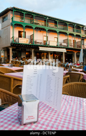 Elenco dei menu nella terrazza del ristorante tipico. Piazza principale, Chinchon, provincia di Madrid, Spagna. Foto Stock