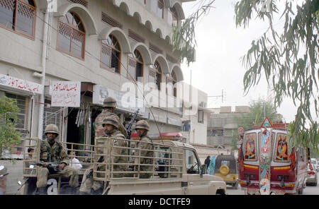 Materiale elettorale è in corso di trasporto ai seggi elettorali sotto il controllo delle forze di sicurezza per By-Elections 2013, Nazimabad area di Karachi . Deliberando Capo commissario elettorale Tassaduq Hussain Jilani ha detto che tutte le modalità sono state realizzate per il regolare svolgimento delle elezioni da giovedì. Parlando con la media delle persone ha detto le direzioni sono stati rilasciati per la restituzione degli ufficiali per comportamento trasparente dei sondaggi. Egli ha detto di truppe verrà distribuito dentro e fuori il altamente sensibili delle stazioni di polling. Foto Stock